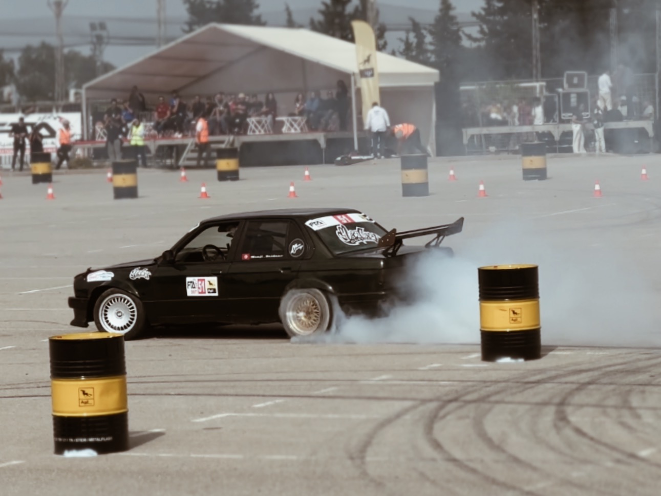 Portrait professionnel élégant avec éclairage sophistiqué