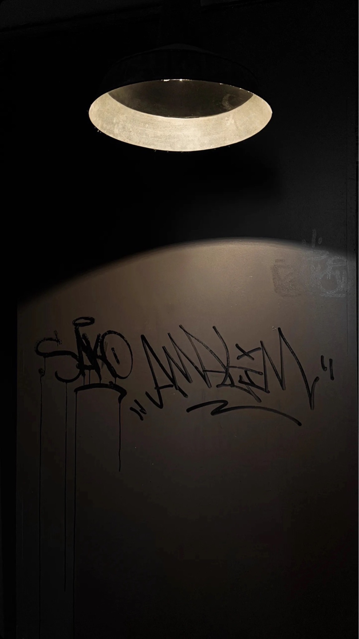 Portrait masculin exprimant force et caractère