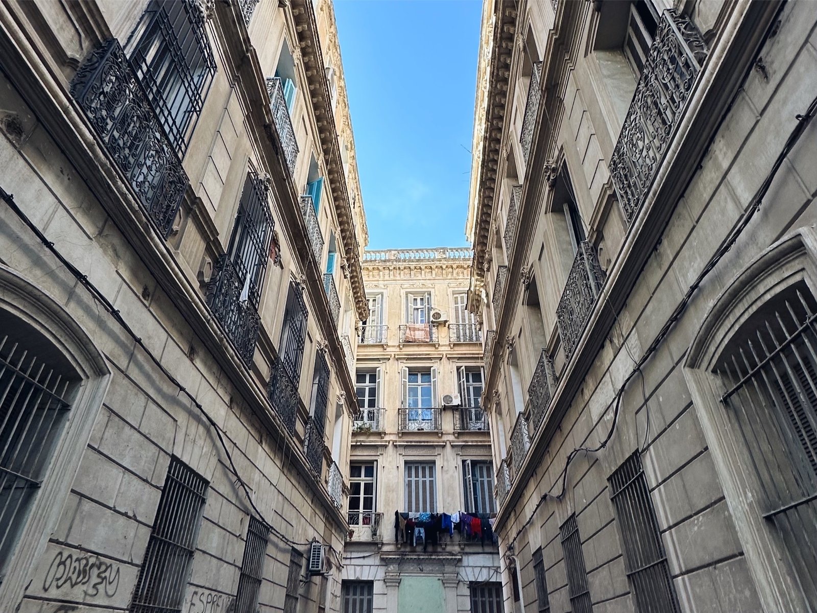 Portrait artistique avec jeu d'ombres et de lumières